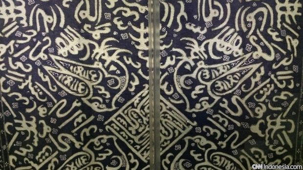 HARI BATIK NASIONAL DI MUSEUM TEKSTIL Tidak hanya batik dari Jawa, Galeri Batik juga menyimpan batik dari Sumatera. Salah satunya Batik Besurek dari Bengkulu. Batik ini dibuat tahun 2004.
