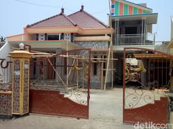 Rumah Kades Tersangka Pembunuhan Salim Kancil yang Mentereng