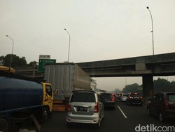 Ada Truk Pecah Ban di KM 11, Tol Jagorawi Arah Jakarta Padat Merayap