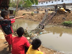 Robohnya Crane dan Kebiasaan Buang Air di Ciliwung