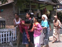 Dapat Kabar Suami Jadi Korban Tragedi Mina, Sipuk Histeris dan Jatuh Pingsan