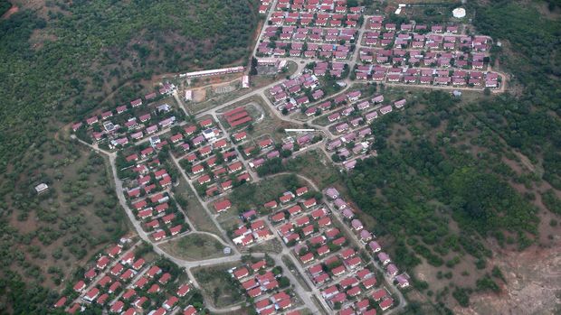 Foto udara komplek perumahan sederhana di kaki pegunungan Kabupaten Aceh Besar, Aceh, Kamis (1/10).  Kementerian Pekerjaan Umum dan Perumahan Rakyat berencana menaikkan harga rumah sederhana untuk masyarakat berpenghasilan rendah (MBR) dari Rp114 juta menjadi Rp250 juta per unit guna memacu pengembang untuk membangun rumah bersubsidi. ANTARA FOTO/Irwansyah Putra/pras/15.