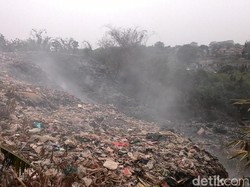 Mirisnya Gunungan Sampah di Tempat Pembuangan Liar di Cinere