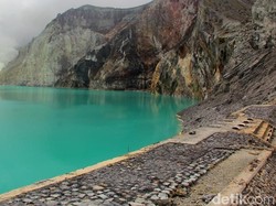 Terjadi Letusan Freatik, Kawah Ijen Ditutup Sementara