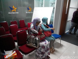 Istri Kopilot Yudhistira Datangi Kantor Aviastar