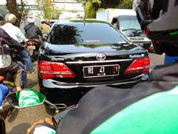 Perlu Diapresiasi! Meski Dikawal, Mobil RI 41 Ikut Macet-macetan di Kedoya