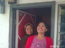Foto Terakhir Kali di Depan Rumah, Eni Warga Baksil yang Pertama Direlokasi