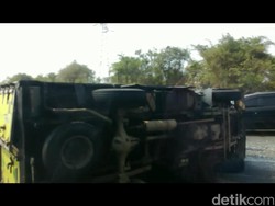 Mobil Boks Terbalik di Km 48 Tol Cipularang, Arah Bandung Macet