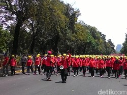 Lepaskan Petasan, Polisi Bubarkan Buruh yang Demo di Depan Patung Kuda