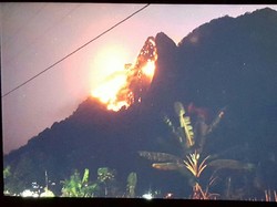 Kobaran Api di Puncak Gunung Parang Purwakarta Membesar dan Merembet ke Bawah