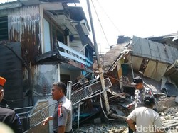 Ini Penampakan Rumah dan Bangunan Tertabrak Kereta Anjlok