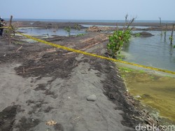 Masih Digaris Polisi, ini Dia Pantai Watu Pecak yang Rusak Ditambang