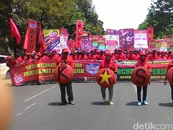 Tutup Medan Merdeka Utara, Massa Buruh Demo Minta Penghapusan Outsourcing