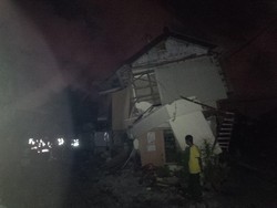 Kereta Anjlok Tabrak Rumah di Surabaya, Satu Warga Tewas