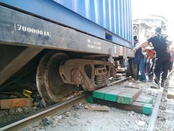 Lebih Dari 14 Jam, Kereta Barang Anjlok Dapat Dievakuasi