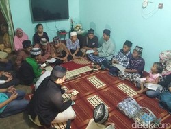 Keluarga Penumpang Aviastar Gelar Yasinan