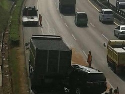 Pikap Terguling di Tol Merak KM 32.400, Lalin Tersendat
