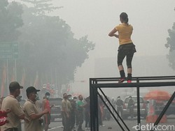 Senam Bareng Rayakan HUT TNI Dikepung Asap Pekat di Pekanbaru