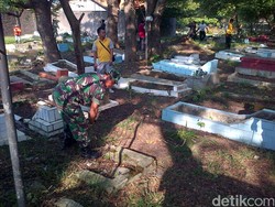 HUT ke-70 TNI, Polsek dan Koramil di Tangerang Kompak Bersihkan Pemakaman