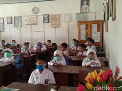 Anda Harus Tahu, Begini Siswa SD di Pekanbaru Belajar di Tengah Kabut Asap