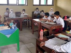 Momen Sedih saat Siswa SD Bersekolah di Tengah Asap: Maa, Nafas Sesak