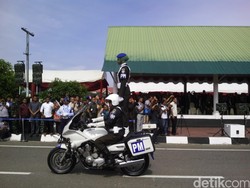 HUT TNI, Prajurit Wanita Unjuk Gigi dengan Hormat Sambil Berdiri di Motor