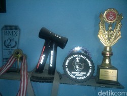 Bukti Bakat Hebat Taufan BMX dalam Aneka Piala dan Medali