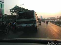 Dua Bus dan Motor Terlibat Kecelakaan di Tebet