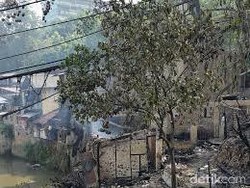 Asap Masih Mengepul di Lokasi Kebakaran Tamansari