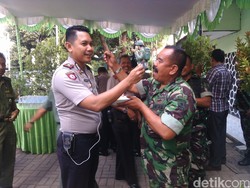 So Sweet! Polisi Suapin TNI Nasi Tumpeng di Bekasi