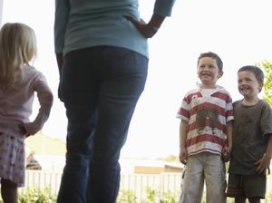 Mendisiplinkan Anak Orang Lain, Yay or Nay?