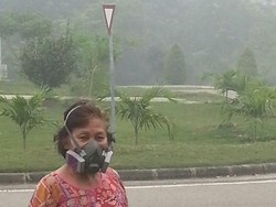Derita Warga Riau: Saat Masker ala Star Wars Jadi Andalan Halau Asap