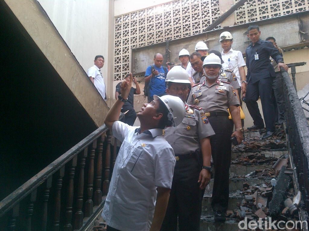 Tinjau Gedung Polda Jateng yang Terbakar, Menteri Yuddy: Tetap Semangat