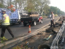 Bus Tentrem dan Truk Trailer Kecelakaan di Km 29.500 Surabaya-Porong
