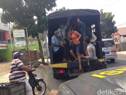 Penumpang yang Telantar Akibat Demo Angkot di Bogor Diangkut Truk Polisi