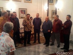 Ahok Mendadak Jadi Tour Guide Turis Australia di Balai Kota