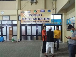 2 Jenazah Korban Aviastar Dibawa Pulang Keluarganya dari RS Bhayangkara