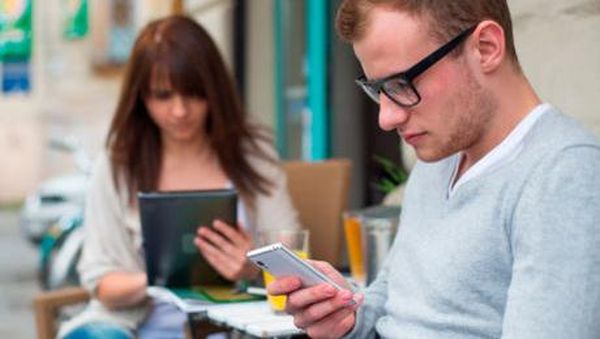 Berbagai Kelakuan Orang Main Ponsel, Kalian Termasuk?