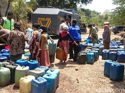 Polisi Terjunkan Water Cannon untuk Suplai Air Bersih
