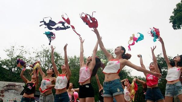 Foto-foto Kampanye Lempar Bra Demi Kesehatan Payudara