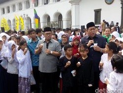 Peringati Hari Pangan, Gubernur dan Ratusan Siswa Makan Telur dan Minum Susu Bersama