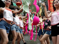 No Bra Day: Peduli Kanker Payudara, Haruskah dengan Lepas Beha?