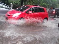 Diguyur Hujan Deras Angin Kencang, Bandung Disergap Banjir Cileuncang