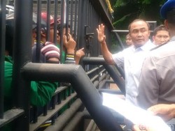 Minta Pemalsu Ijazah Ditangkap, Mahasiswa Ibnu Chaldun Demo di Polda Metro