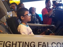 Sensasi Simulasi Terbangkan Jet Tempur F-16 Viper