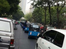 Unik! Voorijder Kawal Rombongan Bajaj di Kawasan Simprug Jaksel