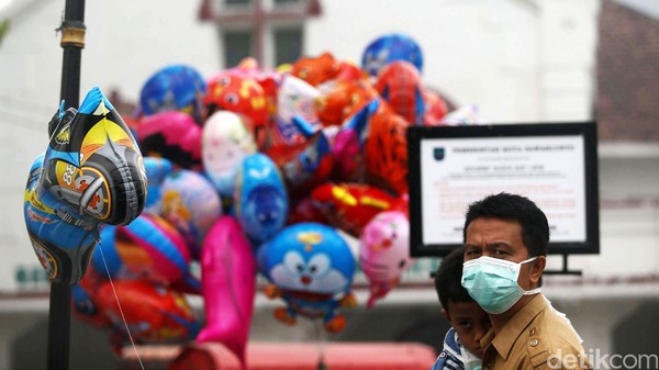 Warga Padang, Sumatera Barat, beraktifitas di  tengah kepulan kabut asap, Kamis (08/10/2015). Masih diselimutinya kawasan sekitaran padang membuat sejumlah warga harus mengenakan masker saat beraktivitas. Grandyos Zafna/detikcom.