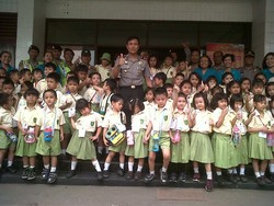 Saat Anak TK Bertanya ke Polisi Kalau Nakal Ditangkap Nggak Pak?