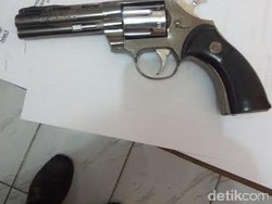 Sepucuk Revolver dan Lima Peluru Ditemukan di Toilet Mal Semarang