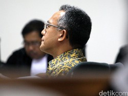 Ditanya Hakim Soal Anak, Ketua PTUN Medan Tertunduk dan Menangis